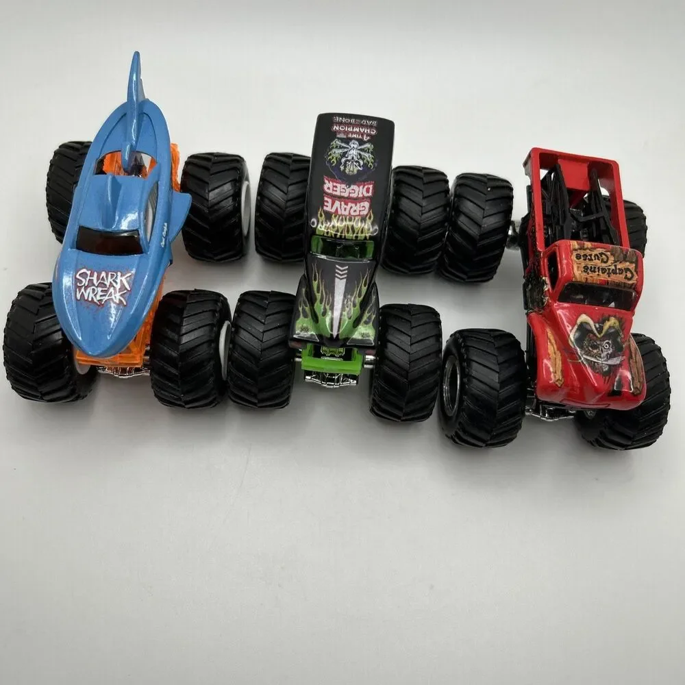 Hot Wheels Monster Jam Shark Wreak Grave Digger Captain’s Curse 1:64 Truck Lot